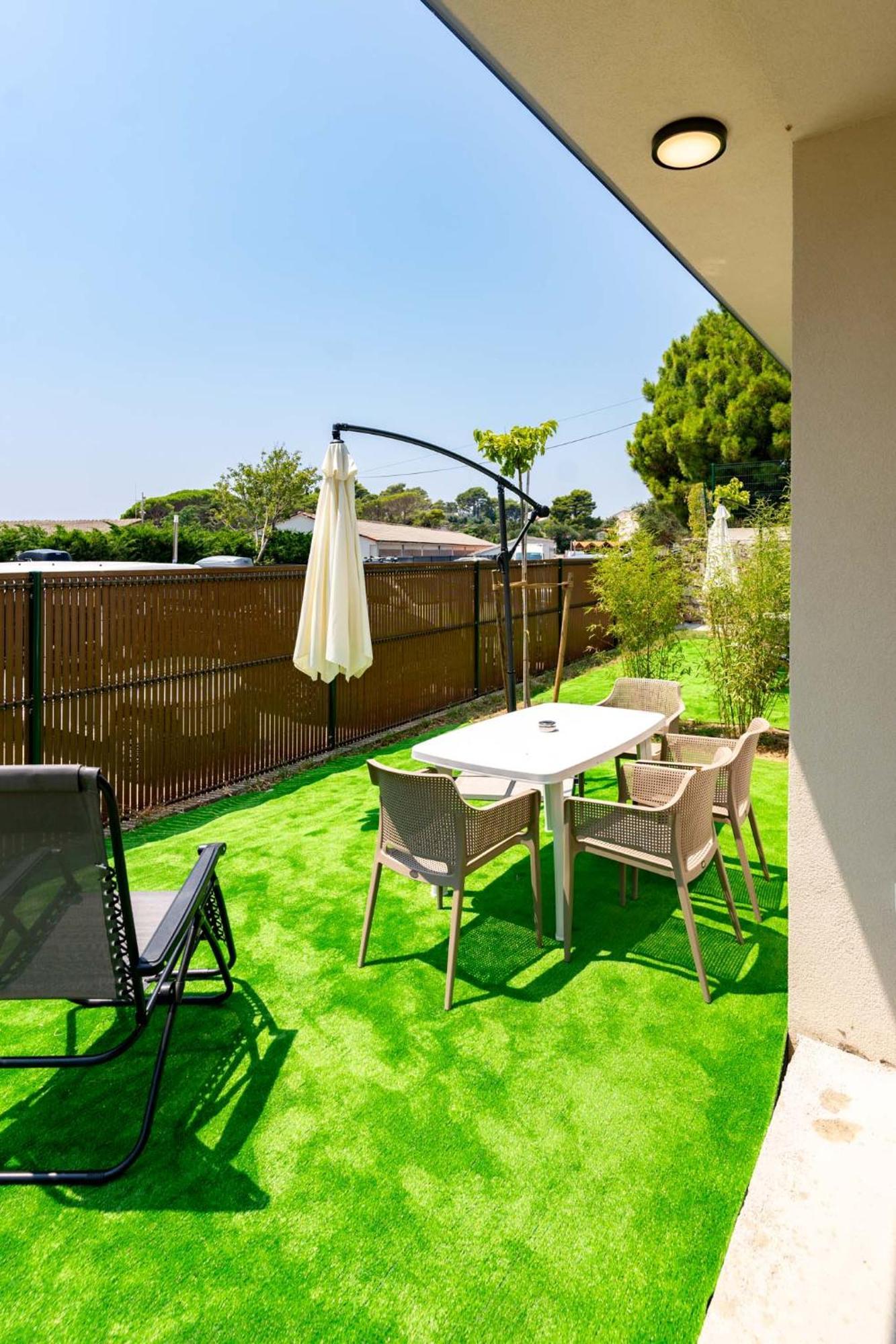 Arti Holiday Homes Banjol Phòng bức ảnh