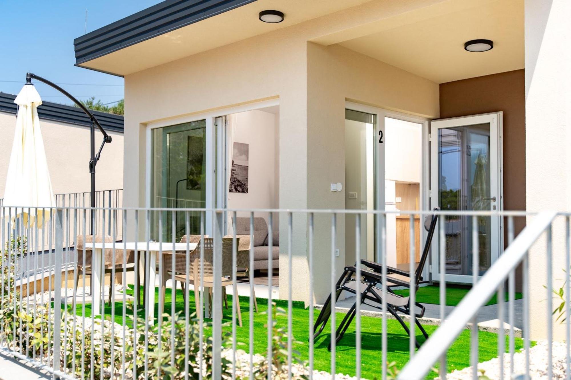 Arti Holiday Homes Banjol Phòng bức ảnh